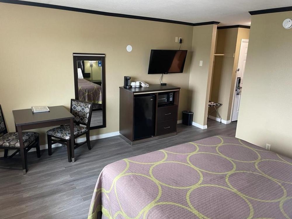 Super 8 by Wyndham Crescent City