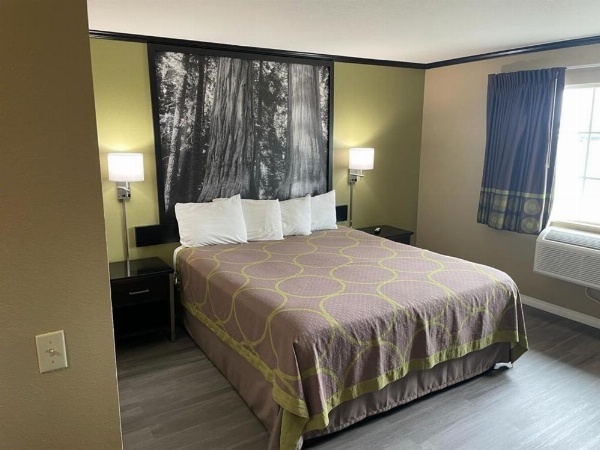 Super 8 by Wyndham Crescent City image 5